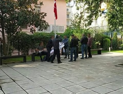 Θεσσαλονίκη: Ο Ρουβίκωνας μπήκε στο τουρκικό προξενείο και σήκωσε πανό υπέρ των Κούρδων