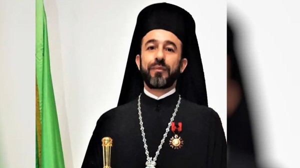 Ο Μητροπολίτης Πτολεμαΐδος έδειχνε τα γεννητικά του όργανα σε περαστικούς και τέθηκε σε αργία!