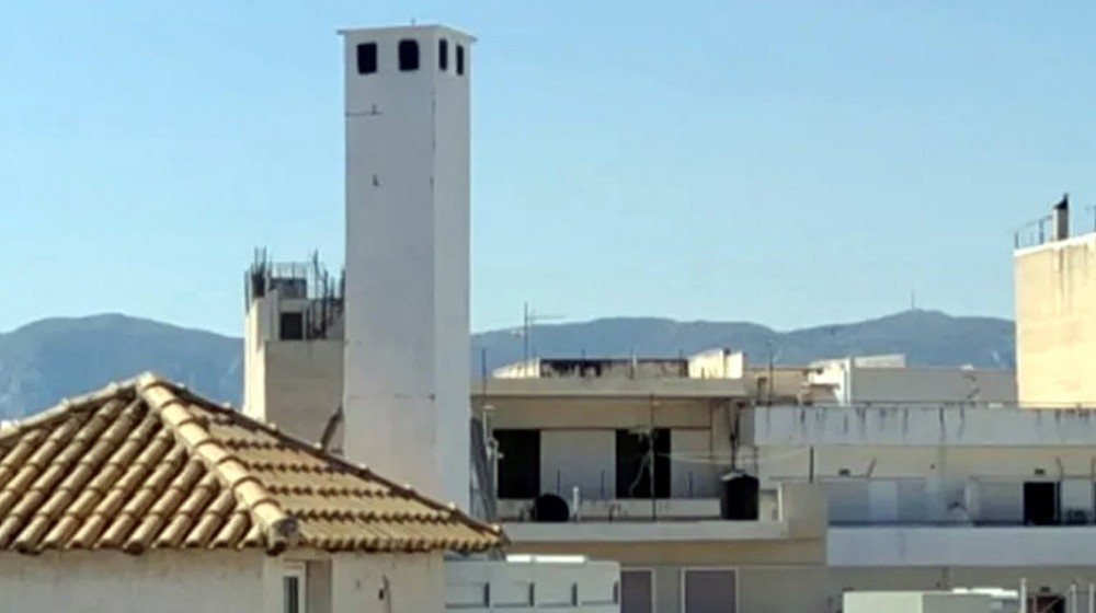 ΚΑΝΗΘΟΣ: Κεραία κινητής τηλεφωνίας μέσα σε φουγάρο στην οδό Σαχτούρη