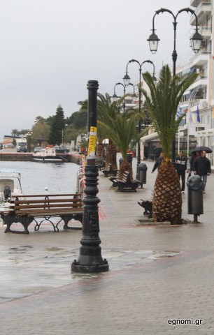 Η κολόνα έμεινε ...ορφανή από λάμπα