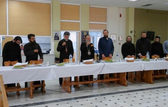 Ο Μητροπολίτης συνέφαγε με τα παιδιά στην κατασκήνωση