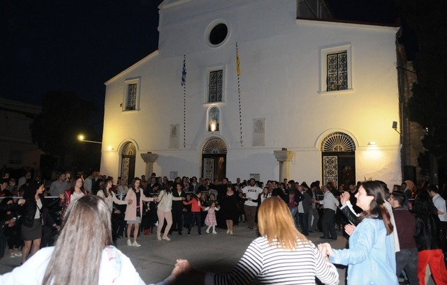 Χοροί και τραγούδια στο προαύλιο της Αγίας Παρασκευής
