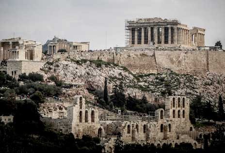 Πανικός στην Ακρόπολη - Γυναίκα έπεσε από τα βράχια και σκοτώθηκε