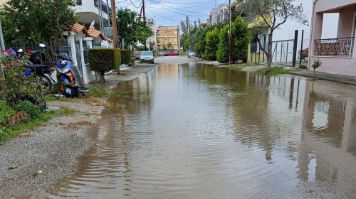 ΧΑΛΚΙΔΑ: Λίμνη η οδός Θάσου στη Λιανή Άμμο – Κάτοικος ζητάει βάρκα για να βγει από το σπίτι της!