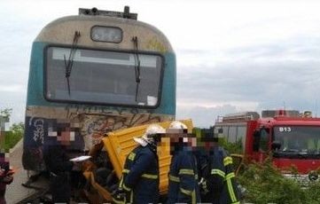 ΤΡΑΓΩΔΙΑ: Τρένο παρέσυρε αγροτικό αυτοκίνητο σε αφύλακτη διάβαση