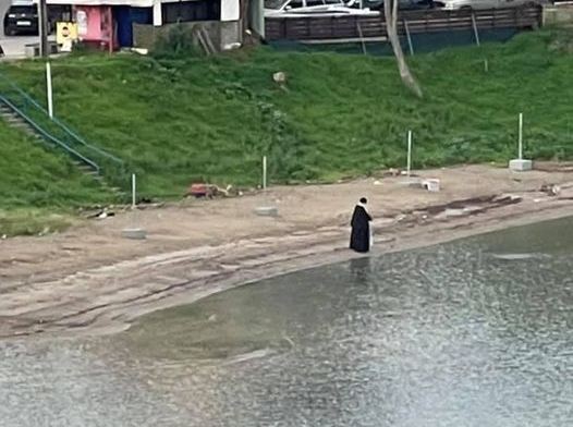 ΧΑΛΚΙΔΑ: Μοναχικός αγιασμός των υδάτων στην παραλία στο Κουρέντι