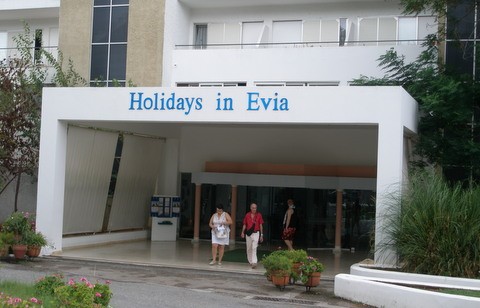 ΚΑΤΑΓΓΕΛΙΑ: Το ξενοδοχείο Ηolidays in Evia ξαναλειτουργεί με άλλη ονομασία και απλήρωτους τους παλιούς εργαζόμενους