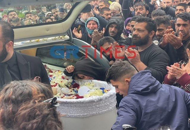 Θρήνος στην κηδεία του 16χρονου Ρομά - Τον αποχαιρέτησαν με τραγούδια (Video)