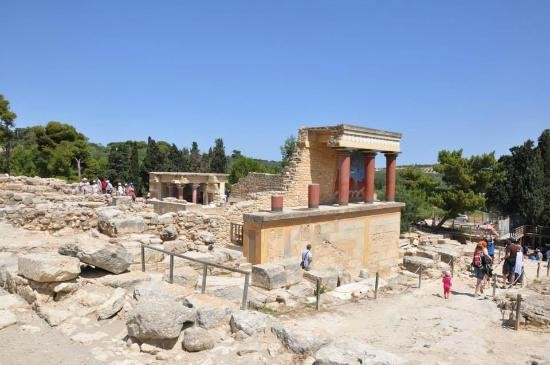 Κεραυνός χτύπησε έξι Ρώσους στην Κνωσό