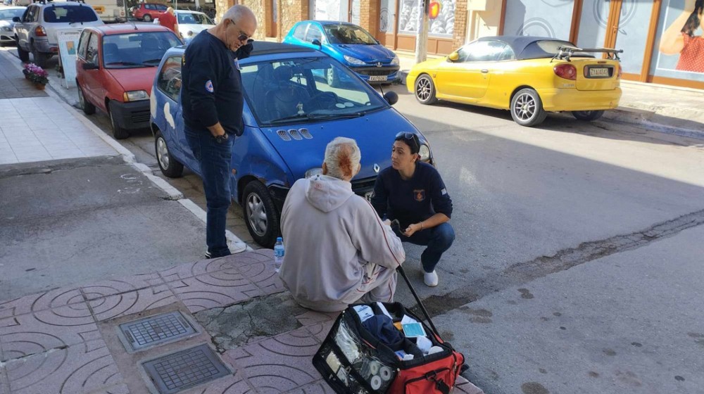 ΕΡΕΤΡΙΑ: Άντρας έπεσε στο πεζοδρόμιο και χτύπησε στο κεφάλι
