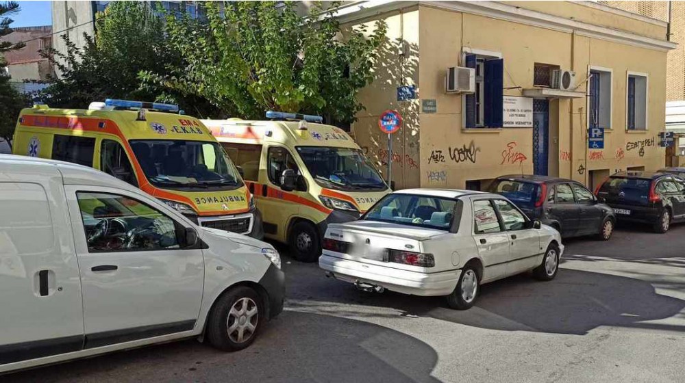 ΧΑΛΚΙΔΑ: Παράνομο παρκάρισμα μπροστά στα ασθενοφόρα του ΕΚΑΒ!