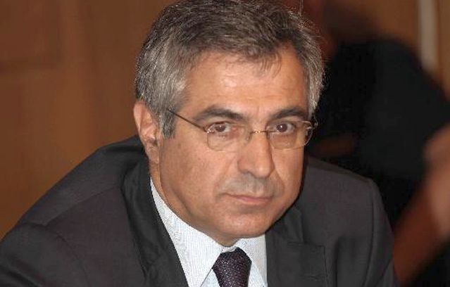 Ο λαός υποφέρει και οι βουλευτές βολεύονται σε θέσεις