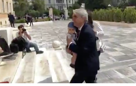 Στην ορκωμοσία με το μωρό αγκαλιά