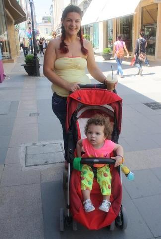 Βόλτα με τον καφέ στο χέρι και την κόρη στο καρότσι