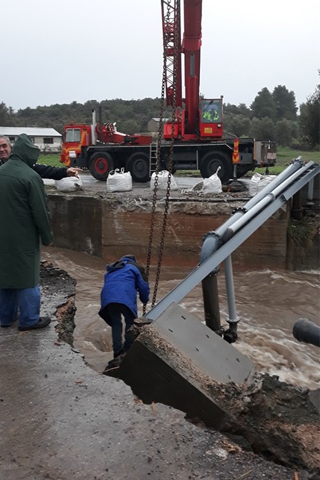 ΨΑΧΝΑ - ΚΑΣΤΕΛΛΑ ΔΙΑΚΟΠΗ ΝΕΡΟΥ: Φτιάχνουν τη ζημιά στον κεντρικό αγωγό ύδρευσης
