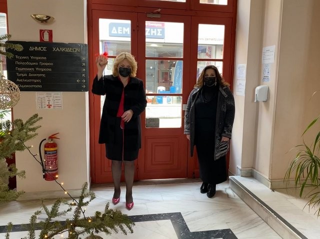 ΧΑΛΚΙΔΑ: Μετά την Δοξολογία έσπασε το ρόδι στο Δημαρχείο η Έλενα Βάκα