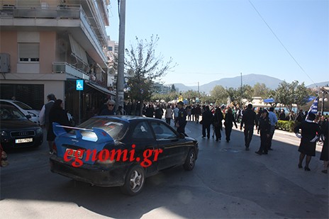 ΠΑΡΕΛΑΣΗ ΧΑΛΚΊΔΑ: Μπερδεμένος οδηγός πέρασε μέσα από τον κόσμο!