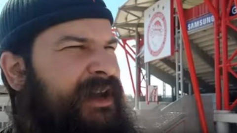 O Πατήρ Κλεομένης φτύνει και κλωτσάει τα τουρνικέ στο στάδιο Καραϊσκάκη (Video)