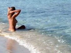 Συγκέντρωση γυμνιστών σε παραλία