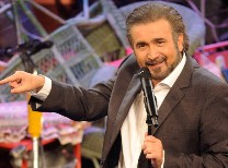 Ο Λαζόπουλος επιστρέφει στην ΤV με Αλ Τσαντίρι και Αλ Σιχτίρι