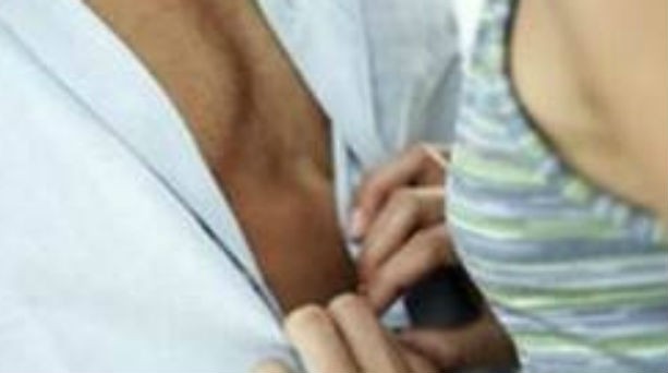Εστειλε το σεξ βίντεο στον άντρα και την κόρη της