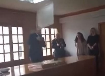 Γιάννενα: Φωτιστικό πέφτει στο κεφάλι του δημάρχου (VIDEO)
