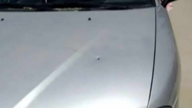 ΣΟΚ ΣΤΗΝ ΕΡΕΤΡΙΑ: Σκάγια καρφώθηκαν στο καπό αυτοκινήτου - Υπήρχαν μέσα παιδάκια