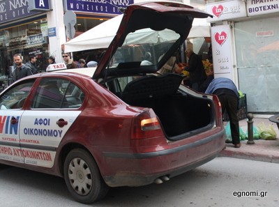 Ο ταξιτζής που βοηθάει και στα ψώνια