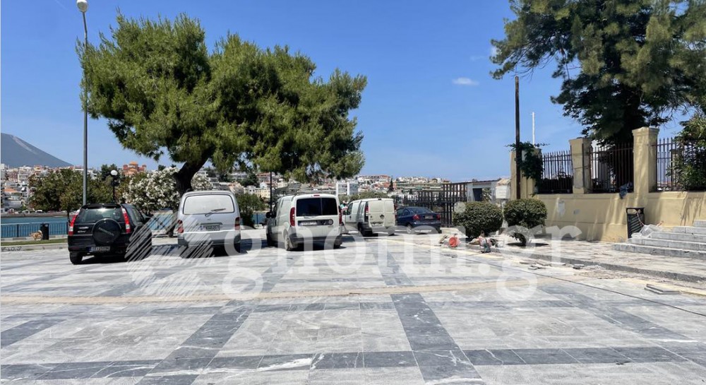 ΚΟΚΚΙΝΟ ΣΠΙΤΙ ΧΑΛΚΙΔΑ: Φουλ παράνομα παρκαρισμένα ΙΧ στην πλατεία Μάλλιου