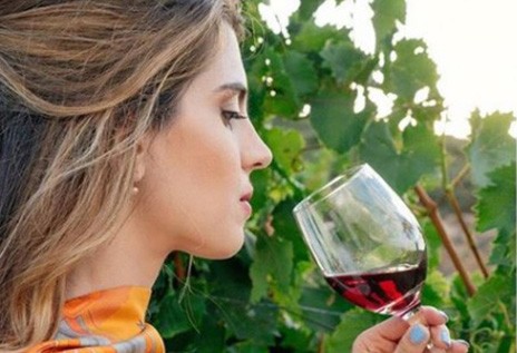 Η Μαργαρίτα Γεωργίου Παπανδρέου διαφημίζει κρασί