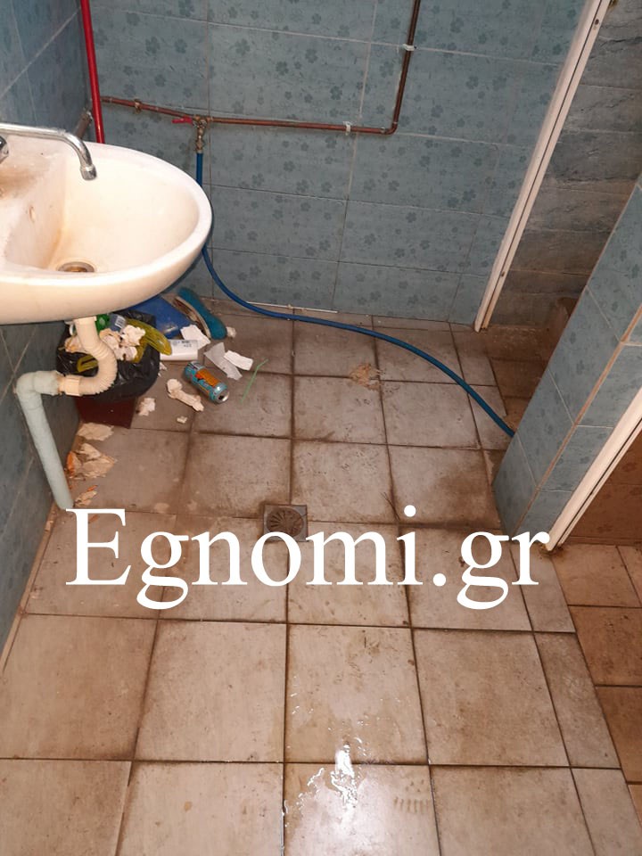 Χριστουγεννιάτικη μπίχλα στις δημόσιες τουαλέτες της Αρτάκης
