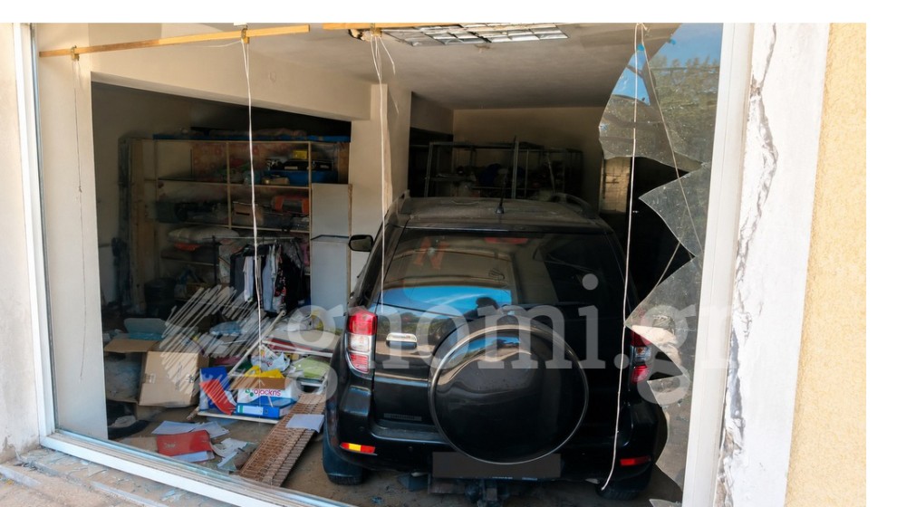 ΧΑΛΚΙΔΑ: Αυτοκίνητο μπήκε ολόκληρο μέσα σε κατάστημα! (φωτό)