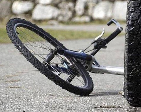 ΒΙΝΤΕΟ από κλειστό κύκλωμα με τρακτέρ να παρασύρει ποδηλάτη