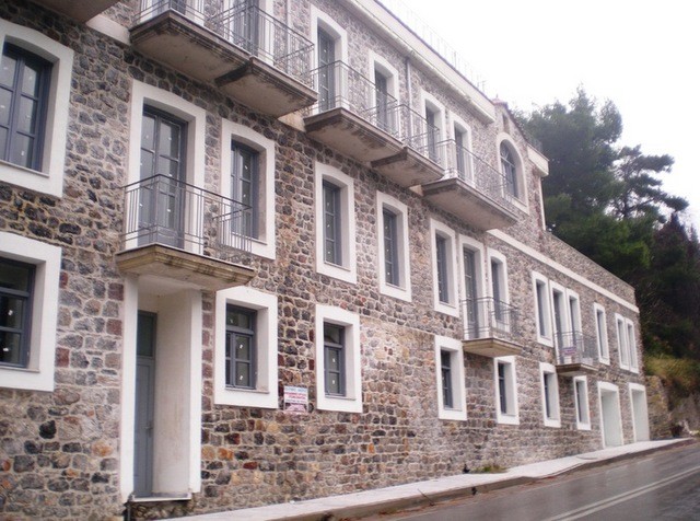 ΚΥΜΗ: Έπεσε τμήμα τοιχίου στο Μυλωνοπούλειο