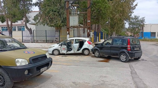 ΕΡΕΤΡΙΑ: Δύο ΙΧ συγκρούστηκαν πλαγιομετωπικά (ΦΩΤΟ)