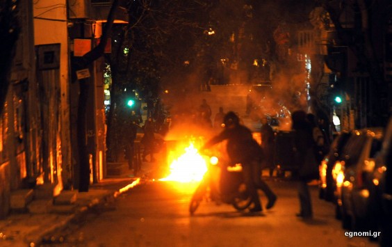 Πέταξαν μολότοφ σε αστυνομικούς