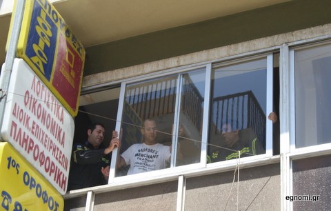Παράθυρο τρομοκράτησε τους περαστικούς (φωτό)