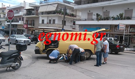 ΤΡΟΧΑΙΟ ΑΤΥΧΗΜΑ ΣΤΗ ΧΑΛΚΙΔΑ: Μηχανή σφηνώθηκε κάτω από βανάκι