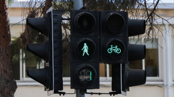 Στην Κύπρο έβαλαν γυναικείες φιγούρες στα φανάρια!