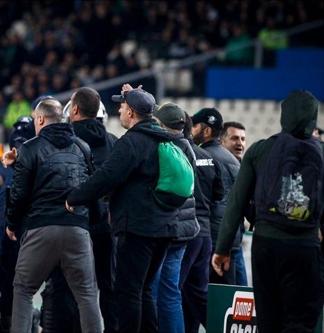 Η στιγμή του ...ντου των οπαδών του ΠΑΟ στον πάγκο του Ολυμπιακού (VIDEO)