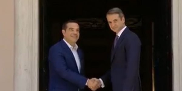 ΕΘΝΙΚΕΣ ΕΚΛΟΓΕΣ: Ο Αλέξης Τσίπρας υποδέχτηκε τον Κυριάκο Μητσοτάκη στο Μέγαρο Μαξίμου (VIDEO)