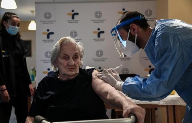 Ανοίγει τη Δευτέρα η πλατφόρμα για εμβολιασμό πολιτών άνω των 85 ετών