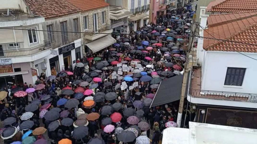ΣΥΓΚΕΝΤΡΩΣΗ ΓΙΑ ΤΕΜΠΗ: Λαοθάλασσα με ομπρέλες υπό βροχή και στο Αλιβέρι