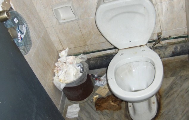 Οργισμένο μήνυμα σε τουαλέτα γραφείων