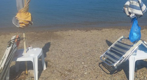 ΠΑΡΑΛΙΑ ΩΡΕΩΝ: Ασυνείδητοι λουόμενοι …στρατοπεδεύουν στην πλαζ