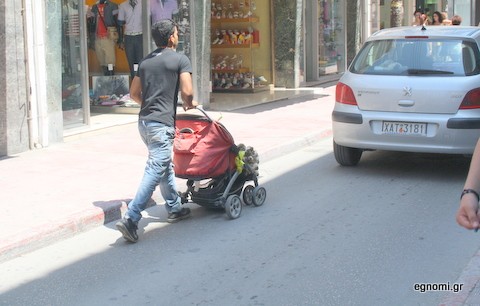 Πουλάει σκόρδα σε καροτσάκι για μωρά!