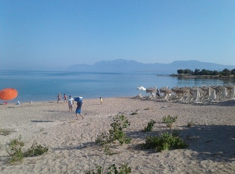 ΑΛΥΚΕΣ: Θάλασσα λάδι και κόσμος από νωρίς στην παραλία (φωτό)