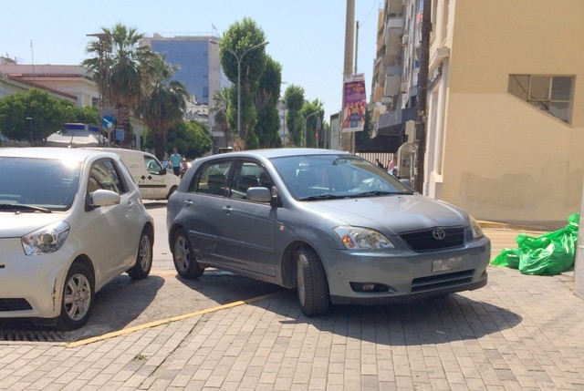 ΧΑΛΚΙΔΑ: Παράνομο παρκάρισμα σε πεζοδρόμιο και σε διάβαση αναπήρων