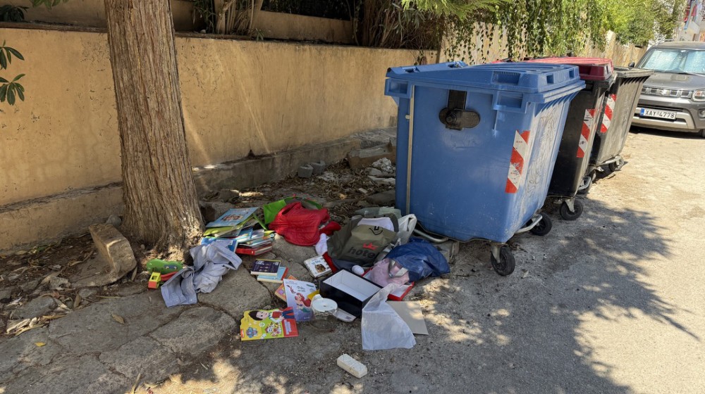 ΧΑΛΚΙΔΑ: Βιβλία και αντικείμενα πεταμένα δίπλα σε κάδο ανακύκλωσης