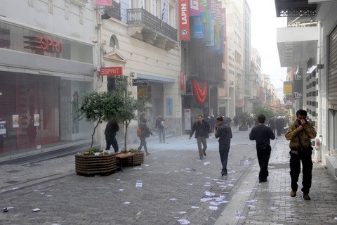 Χημικά και ξύλο στην Αθήνα για την κυριακάτικη λειτουργία των μαγαζιών